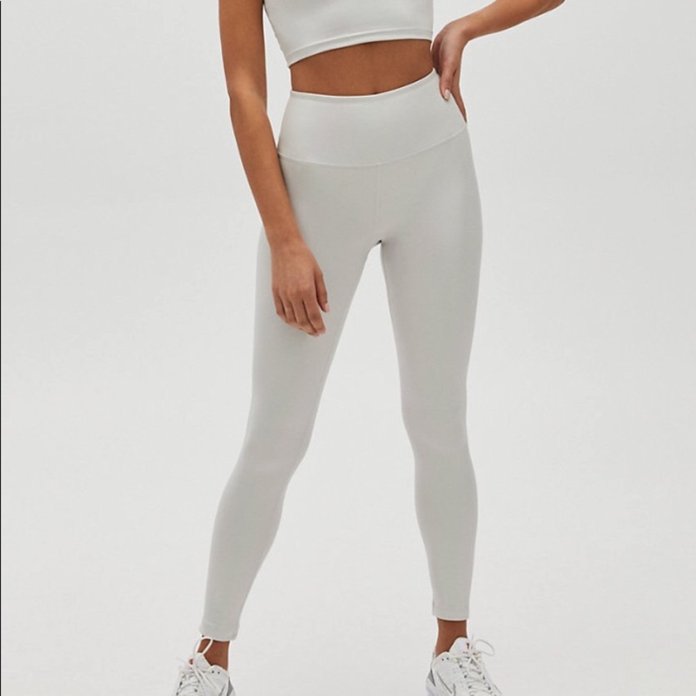 NWT Aritzia TnaLIFE™ Atmosphere Hi-Rise 7/8 Legging - Ice Grey - small